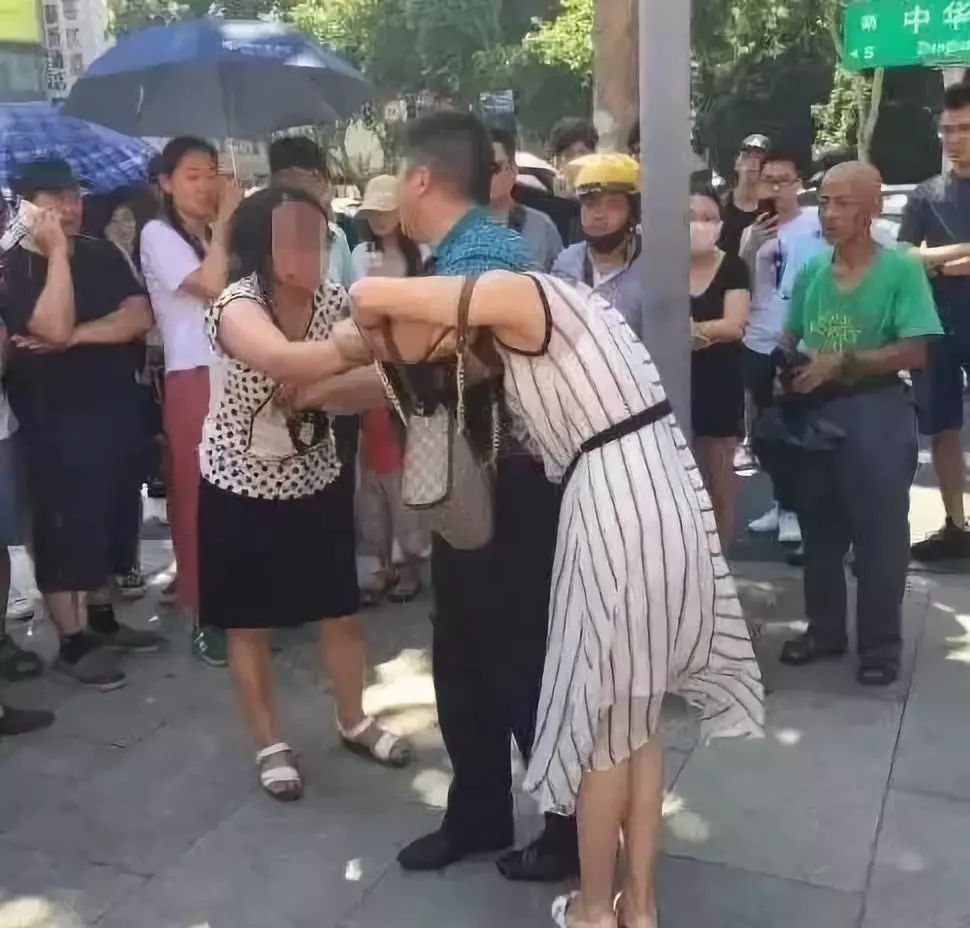 孩子户口跟抚养权走吗 孩子户口跟抚养权走吗